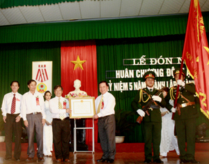 Thừa ủy quyền của Chủ tịch nước, đồng chí Bùi Văn Tỉnh, UVTƯ Đảng, Chủ tịch UBND tỉnh trao Huân chương Độc lập hạng ba cho cán bộ và nhân dân thành phố Hòa Bình. 

